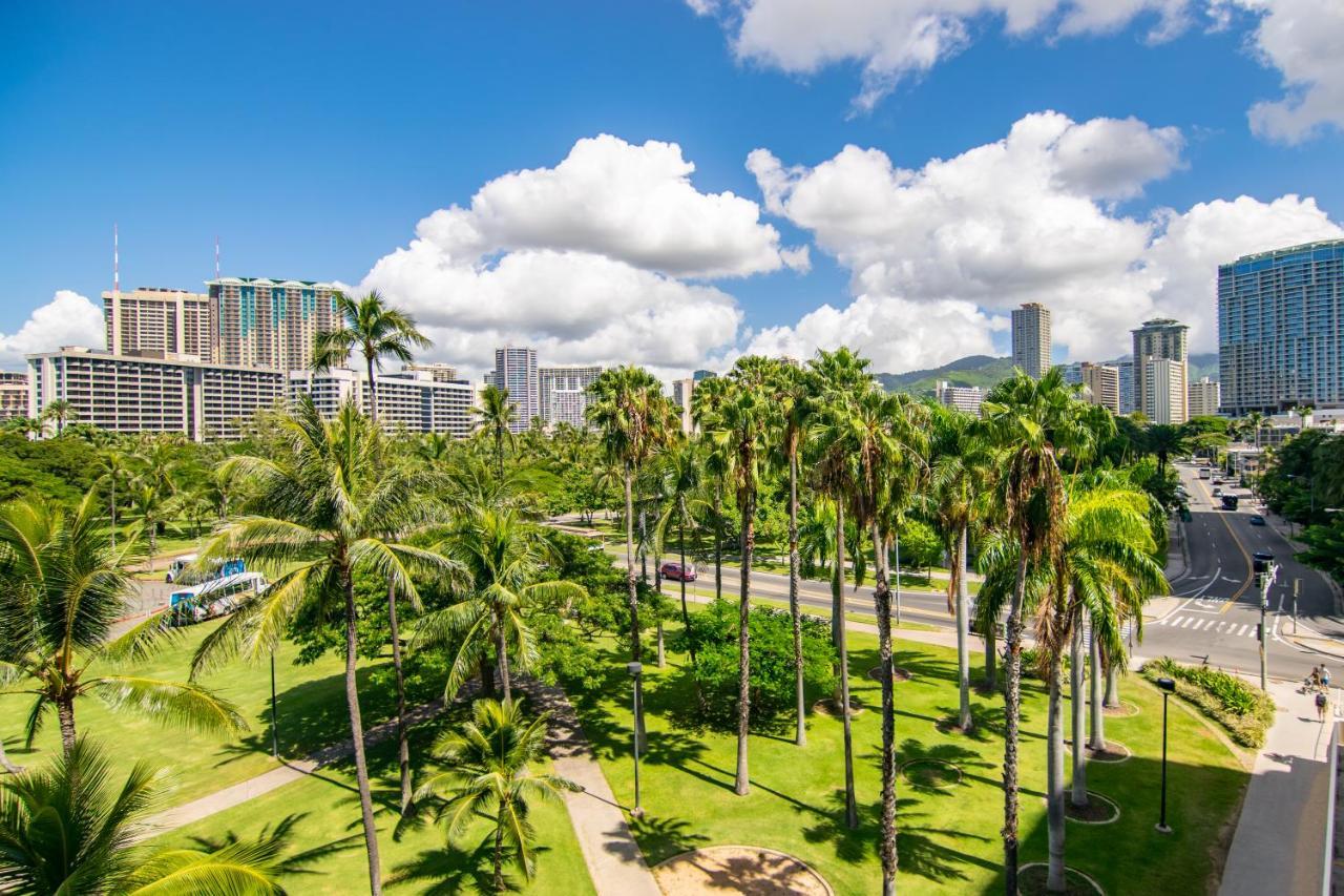 Regency On Beachwalk Waikiki By Outrigger Honolulu Exterior photo